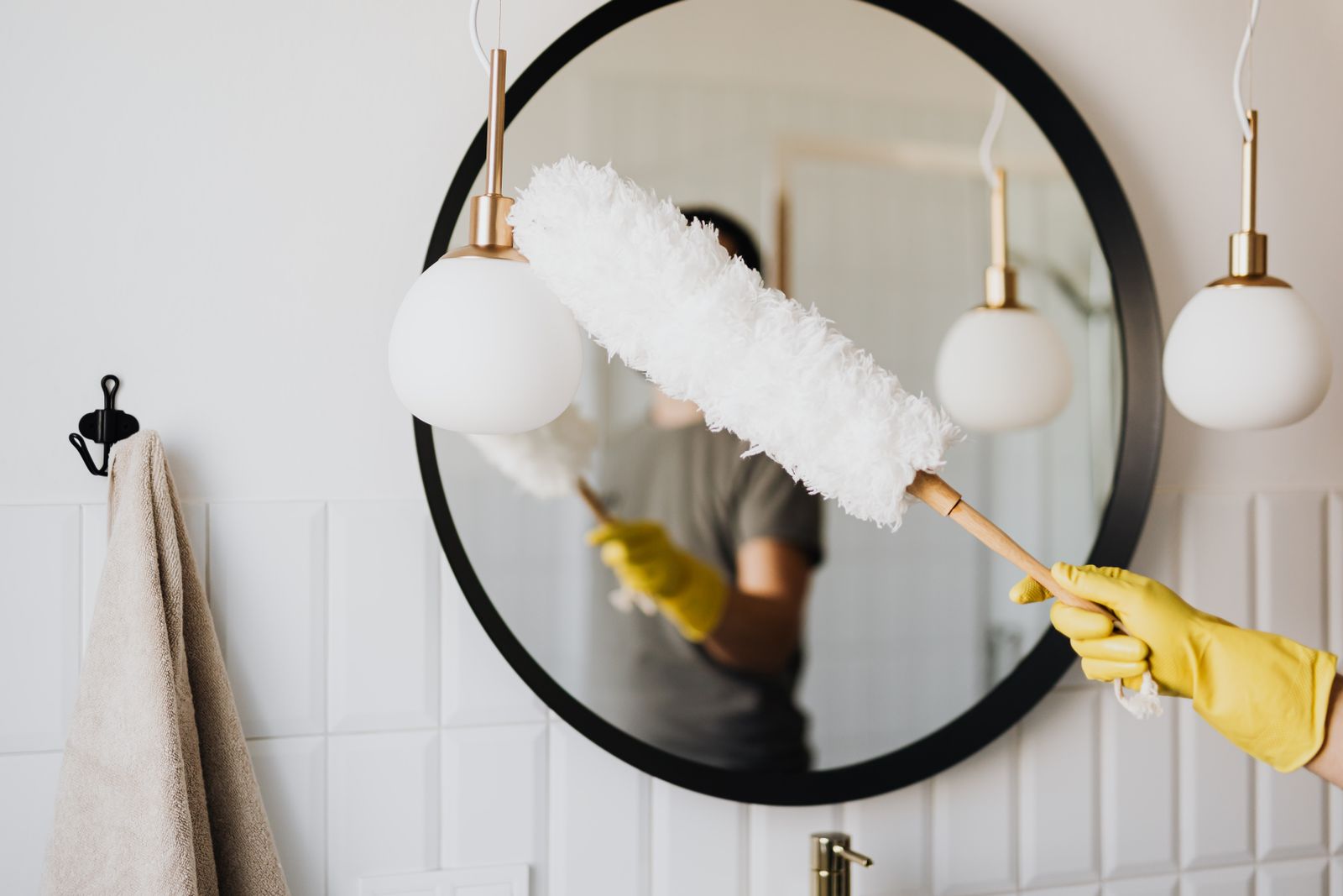 Nettoyage soigné d'une salle de bain lumineuse