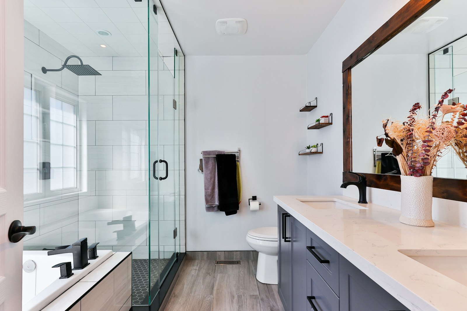 Salle de bain moderne parfaitement entretenue